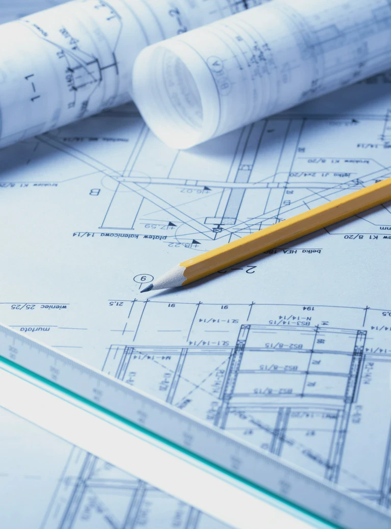 zwinięte mapy i&nbsp;ołówek